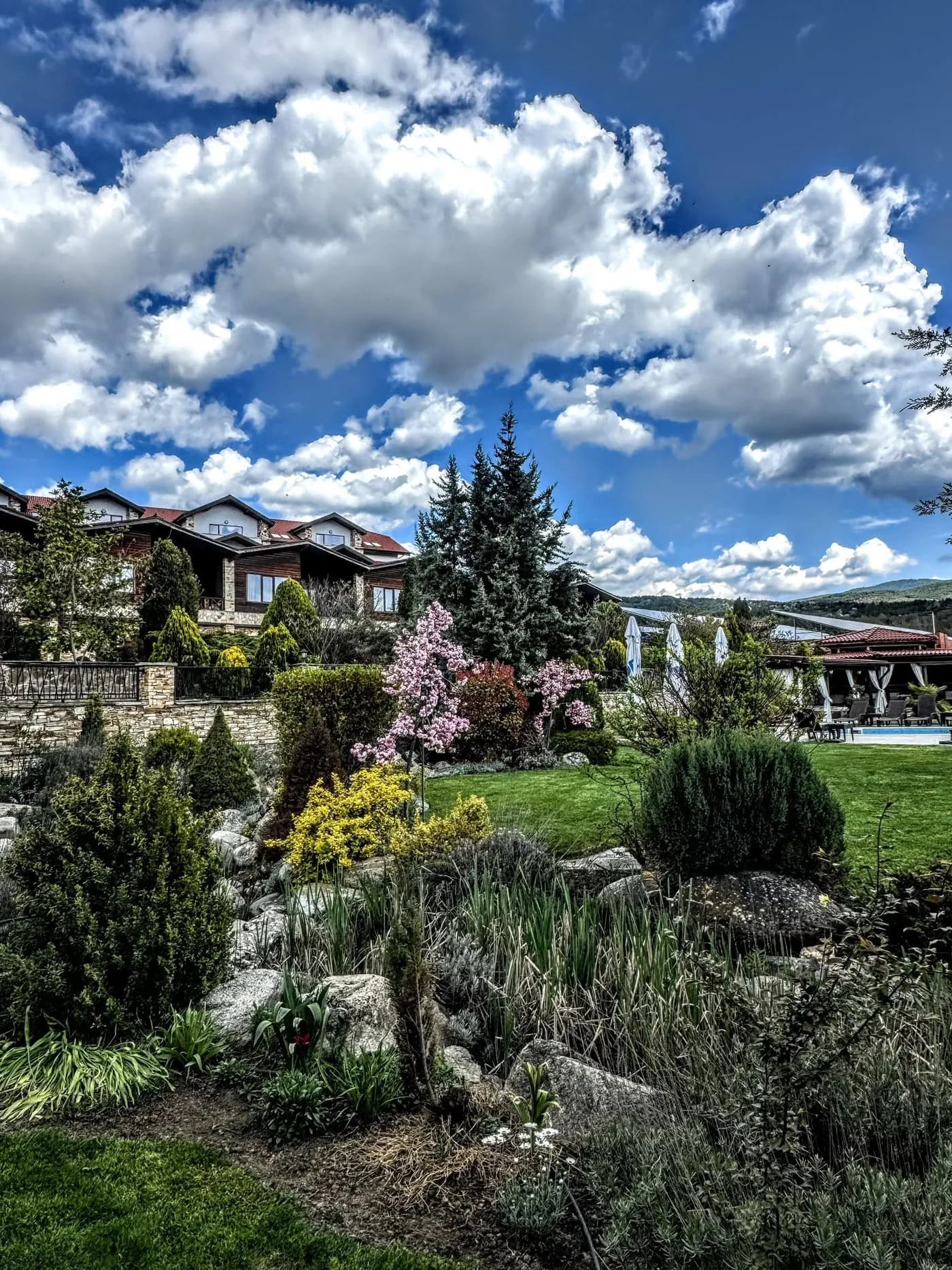 Фонтанът пред основната сграда в градините на Боже Име Spa & Park
