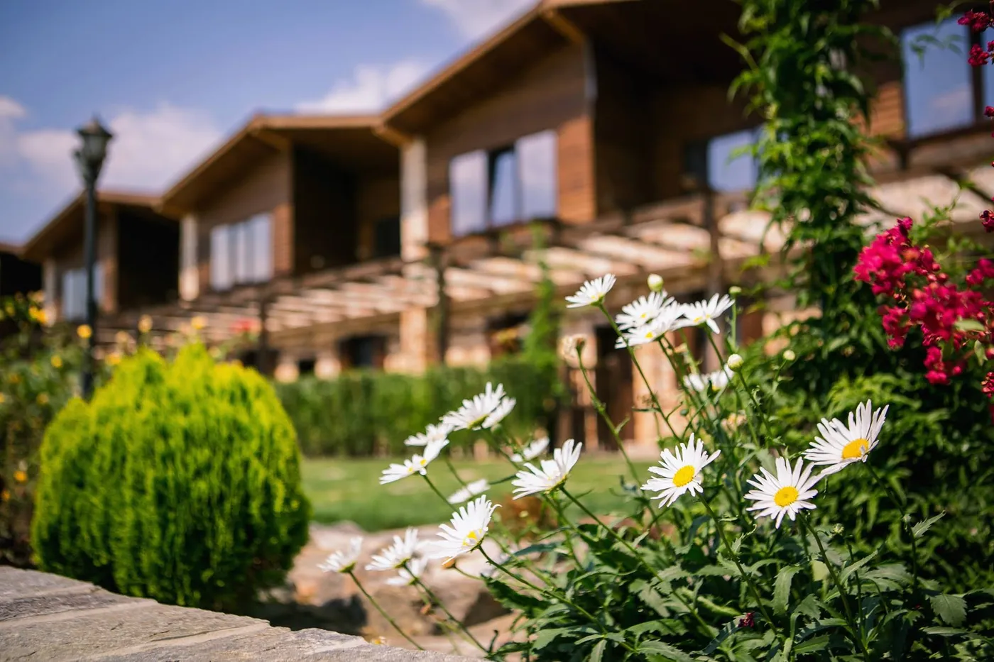 Фонтанът пред основната сграда в градините на Боже Име Spa & Park